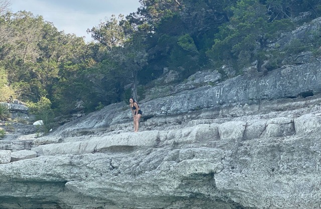Retiro frente al agua en el lago Medina Escape: suave pendiente hacia el agua con muelle privado