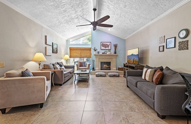 Cozy Getaway w/ Private Hot Tub near IAH