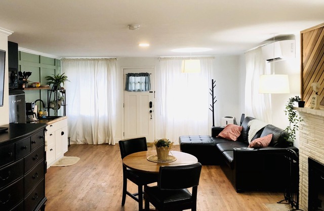Cozy Guest House Suite W/ Primary Entrance, pet friendly