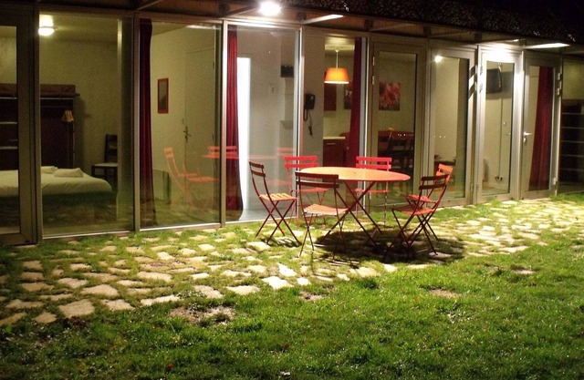 Moderna casa de vacaciones en un paisaje montañoso cerca de Brive