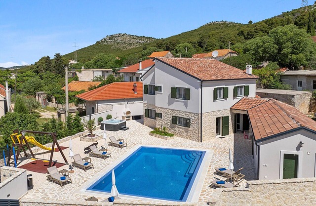 Acogedora casa en Dubrava, cerca de.