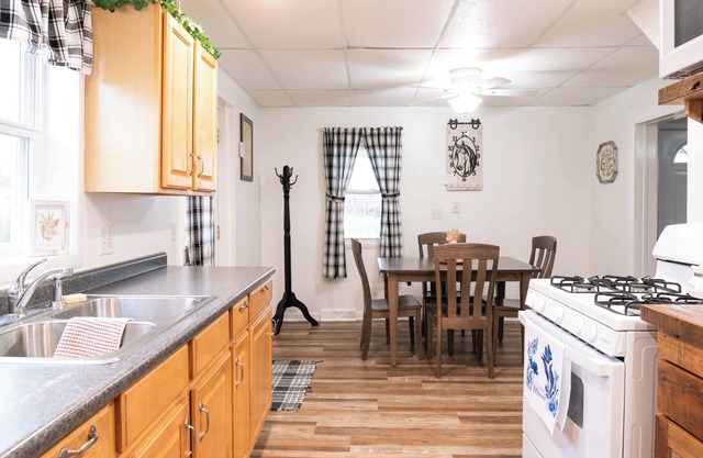 Cozy home, in Amish country! 3 miles from Lehmans Hardware