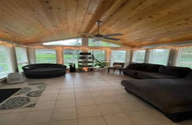Cozy Home <> Sunroom & 75 in TV