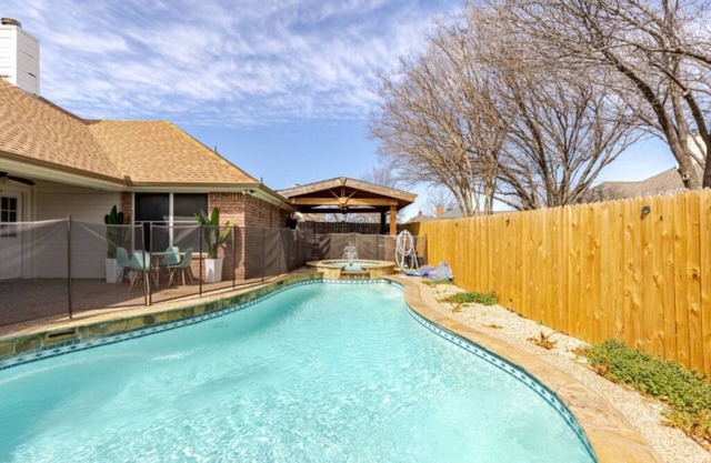 Cozy Home with pool and backyard, 5 bed house.