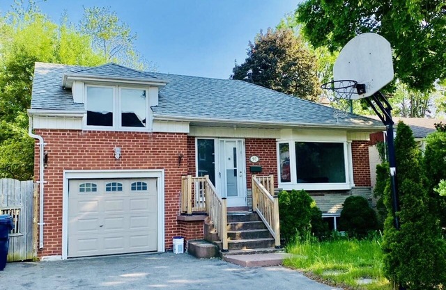 Cozy house located in Toronto North York central business district.