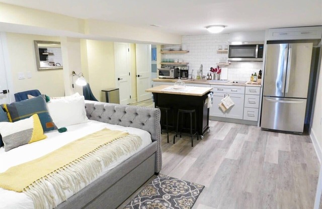 Cozy + Industrial - Bijou Studio en Capitol Hill!