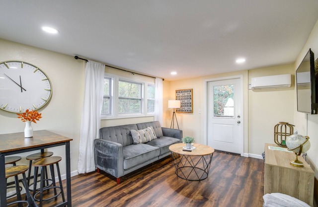 Cozy Knoxville Cottage w/ Deck, Grill, Fire Pit!