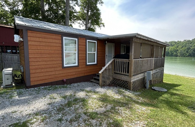 Cozy Lake Front Park Model on Lake Douglas! Close to area attractions!