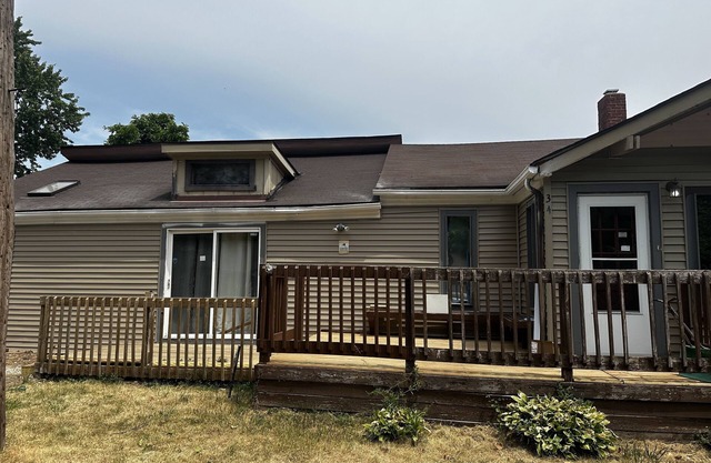 Cozy lake house, five minute walk to the lake! Perfect for a weekend getaway.