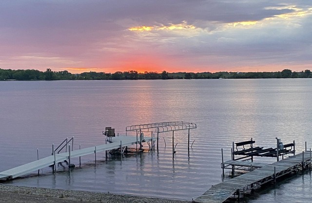 Cozy lake house with private sand beach right on Lake Madison