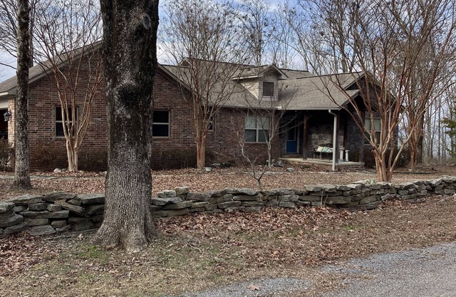 Cozy lake view 2-bedroom house with WiFi, AC in lovely Bee Branch