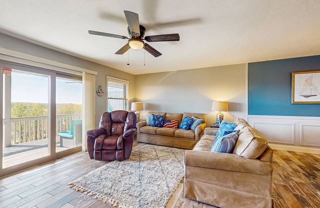 Cozy Lake-View Condo w/ private washer/dryer and shared tennis court & pool