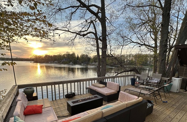 Cozy Lakefront Cottage with Sunset Views, Private 60ft Dock & Water Toys