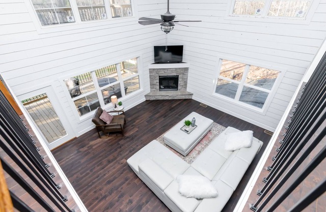 Luxurious Lakefront Paradise: Your Nolin Lake Oasis