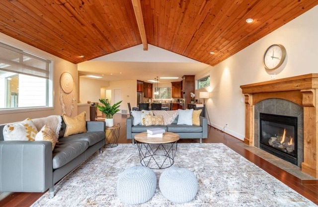 COZY Lakeview Villa w/ Inside & Outside Fireplace