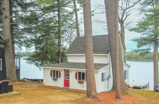 Cozy little cabin on the lake - seriously, on. the. lake.