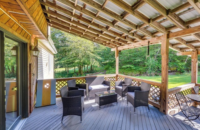 Cozy Livingston Manor Home w/ Wood-Burning Stove!