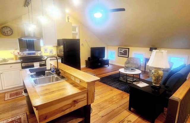 Cozy Loblolly Loft in charming Summerville