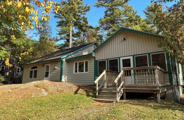 Cozy Log Home across from Phillips Lake-Four Season Fun