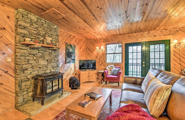 Cozy Maggie Valley Cabin w/ Deck & Private Hot Tub