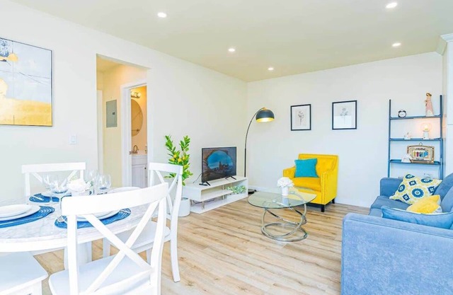Cozy Modern Escape with Balcony Near LA Hotspots#8