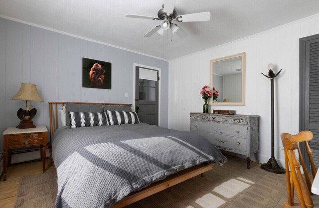 Cozy Modern Farm Haus 2 Bedroom Apartment