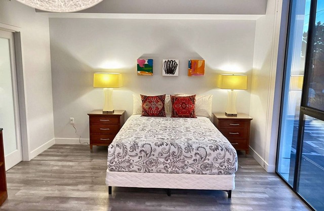 Cozy Modern Studio on Spaulding Ave – Complimentary WiFi & Parking