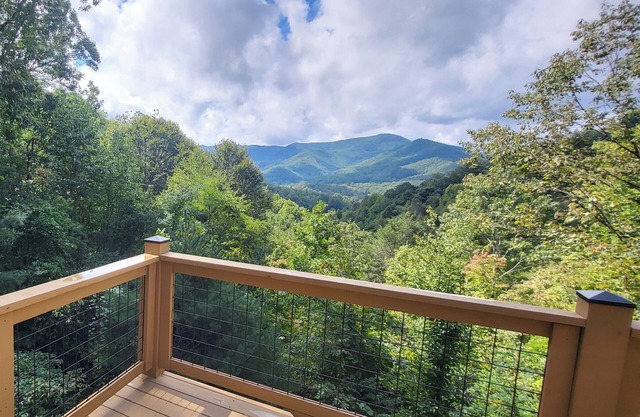 Cozy Mountain Chalet with views, private setting! Near WCU and Castle Ladyhawke