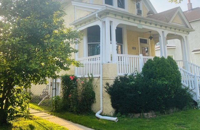 Cozy & new en-suite in charming home near Downtown, La Grange