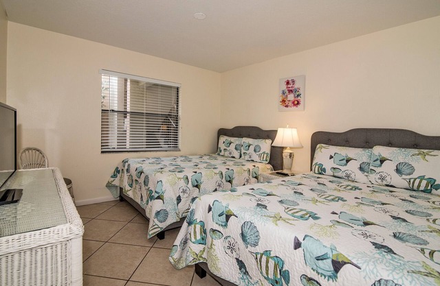Cozy new kitchen Shorewalk condo close to img and beach