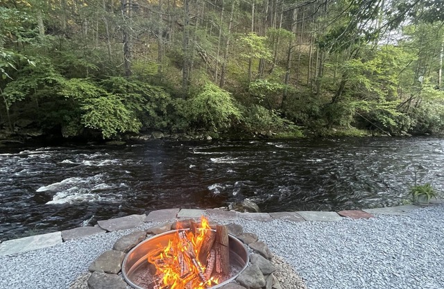 Cozy Poconos retreat directly on Bushkill Creek w/ firepit & wood pellet stove!