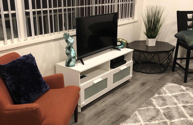 Acogedor privado totalmente remodelado casa de 1 hab.