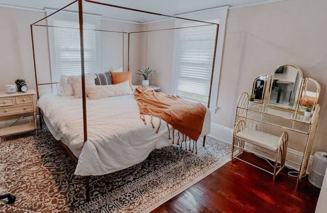 Cozy private KING bed, close to downtown, airport, free parking