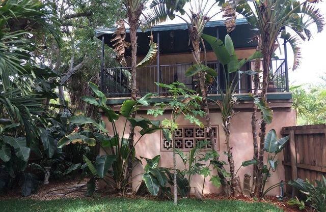 Acogedor y privado apartamento con gran patio cubierto cerca de todo.
