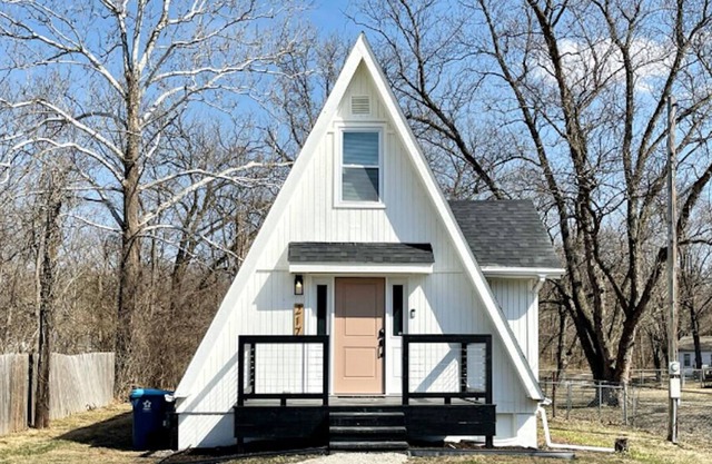 Quaint A-frame House + Back Porch + Parking Space