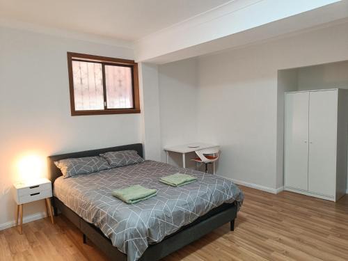 Cozy Queen Room in Spacious Home in Merrylands - M3