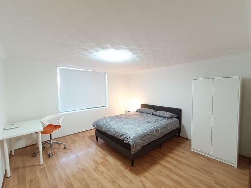 Cozy Queen Room in Spacious Merrylands Home - M4
