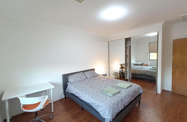 Cozy Queen Room in Spacious Merrylands Home - M7