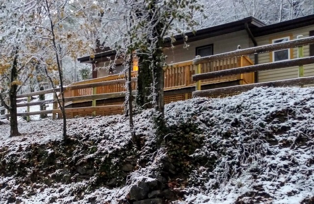 Acogedora casa remodelada en las montañas con bañera de hidromasaje, chimenea, terraza con patio de madera y ..