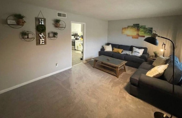 Cozy Renovated Duplex Home, WiFi, Workspace, 3 SmartTVs, Near Downtown Atlanta