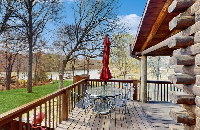 Cozy retreat on the lake with views, peaceful vibes & modern comfort