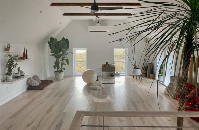 Cozy riverside getaway w/ artist studio. Pet friendly!