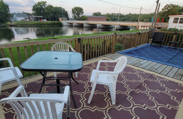 Cozy riverview retreat w/firepit - live music next-door Harvey House on weekends