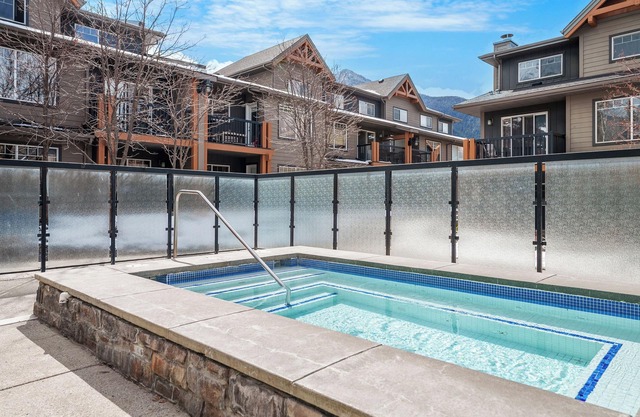 Cozy Rockies Stay - Ground Floor w/ Hot Tub, BBQ
