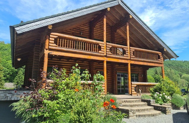 Villa con sauna exterior y jacuzzi exterior.