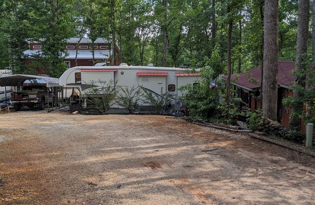 Cozy RV Fifth Wheel by Lake Keowee in Tranquil West Union with AC, WiFi