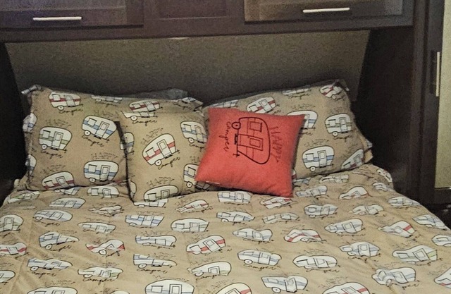 Cozy RV with WiFi and AC in charming Friendsville MD D&B Happy Campers