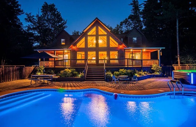Cozy Secluded Lodge ~ Hottub/Pool/Sauna/Gameroom