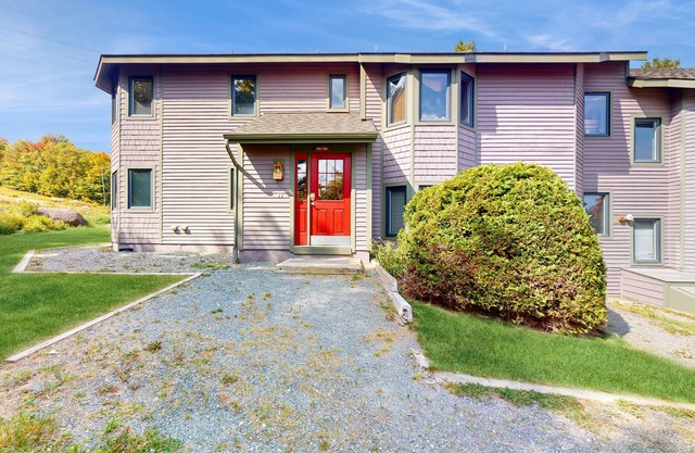 Cozy Ski-in/Ski-out condo w/ balcony, mountain views, gas fireplace, w/d, wifi