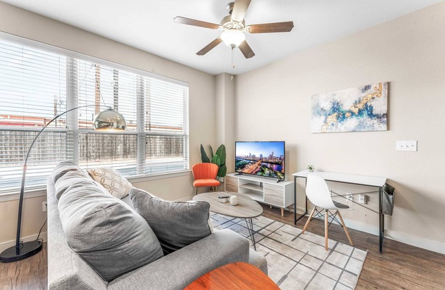 Cozy SoCo 1BR King Suite w/ GymPickleballLaundry
